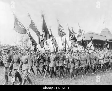 Mitglieder des vorderen Fighter Organisationen und Verbände der Freikorps Parade mit Hakenkreuzfahnen und der ehemaligen Reichskriegsflagge (Imperial War Flag) am 11. Mai auf dem Deutschen Tag (Tag) in Halle. Stockfoto