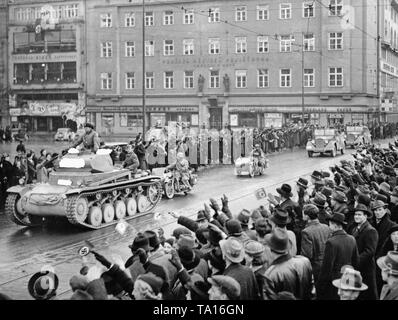 Die deutschen Truppen März in Brünn. Panzer und Soldaten durch die Straßen. Einige Zuschauer wave Hakenkreuzfahnen. Die erste slowakische Republik wurde auf Hitlers Befehl im März 1939 gegründet, und Böhmen und Mähren wurden von der Wehrmacht besetzt. Stockfoto