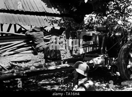 Ungarische Soldaten, die sich an der Ausfahrt von einem kleinen Dorf in den Karpaten. Die Waffe war mit Zweigen getarnt. Foto der Propaganda Firma (PK): kriegsberichterstatter Wegner. Stockfoto