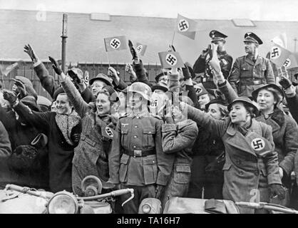 Bewohner von Brünn (heute Brno) Freundlich grüße Die marschieren - in der deutschen Truppen im Herbst 1938, während der Besetzung des Sudetenlandes durch Deutschland. Stockfoto