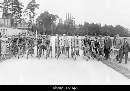 Die Teilnehmer der Meisterschaft von paperboys der Scherl Verlag sind bereit, ein Rennen auf dem Wannsee Stadion in Berlin zu starten. Stockfoto