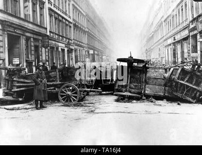 Im Zuge der Berliner Maerzkaempfe (März kämpft), der von der Regierung loyalen Soldaten Verwendung Geschütze sowie den Aufstand zu besiegen. Hier ist ein Feld, das Gewehr zwischen einer Blockade in der Straße "Lange Straße" in Berlin-Friedrichshain. Stockfoto