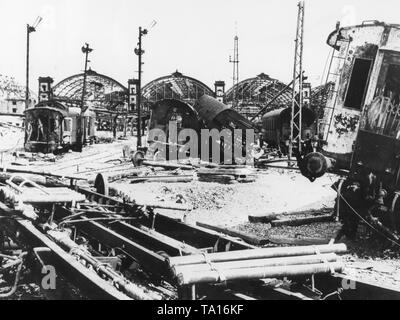 Der Münchner Hauptbahnhof, der vollständig von einer Bombe getroffen wurde verwüstet. Stockfoto