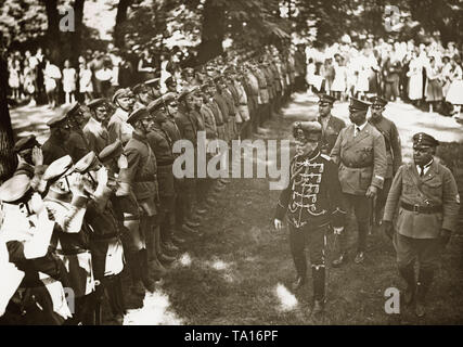 Anlässlich des 10. Jahrestages der Ortsgruppe Guben, findet eine Sitzung des Stahlhelm, der unter anderem durch Generalfeldmarschall August von Mackensen (mit Totenkopfmuetze - Skull Cap) und Prinz Oskar von Preußen (rechts hinten) besucht wird. Hier die zwei von Ihnen prüfen Sie die angetreten, Stahlhelm, Mitglieder. Stockfoto