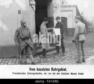 In der Zone gibt es eine spezielle Zeitung Ausgabe für die französischen Soldaten. Hier Eine junge Zeitung Anbieter vertreibt seine Ware zu französischen Soldaten. Stockfoto