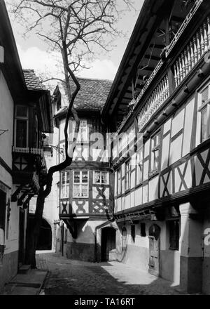 Die steinhaeuser Hof besteht aus sieben historischen Fachwerkhäuser gerahmte Gebäude in der Rathausstraße in Neustadt-Haardt, ist sie die älteste Pfälzer Buergerhof aus dem 13. Jahrhundert. Stockfoto