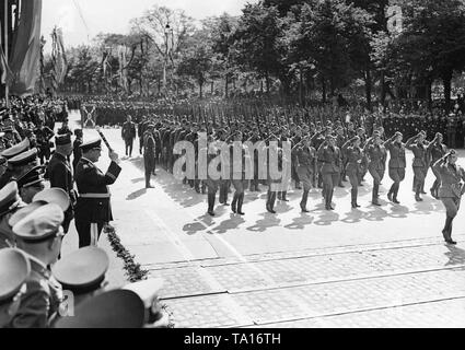 Foto von einer Einheit der Legion Condor (ganz vorn, salutierte pilot Offiziere) marschieren vor der Oberste Kommandant der Luftwaffe, General Feldmarschall Hermann Göring (auf die mit der allgemeinen Baton links) bei Karl Muck Platz (jetzt Johannes Brahms Platz) in Neustadt, Hamburg, am 30. Mai 1939. Stockfoto