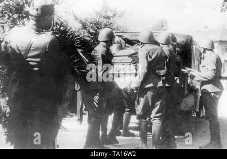 Sieben tschechoslowakischen Polizisten wurden im Sudetenland getötet. Soldaten tragen die Särge mit der leichenwagen. Im Sudetenland Krise, tschechoslowaken Kampf gegen die Sudetendeutschen. Stockfoto