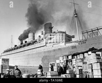 Die "Queen Mary" mit Camouflage malen und Truppentransporter umgewandelt wird im Hafen von New York verankert. Stockfoto