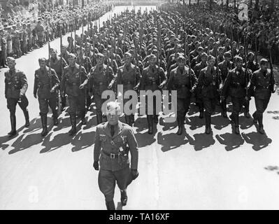 Foto von einer Einheit der Legion Condor während der Parade der Truppen aus Spanien in den Straßen von Hamburg am 30. Mai 1939. In der Front, ein Leutnant der Fliegertruppe (Luftwaffe). Dahinter, nicht-Auftraggeber Offiziere und Mannschaften marschieren. Stockfoto