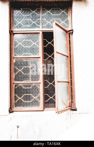 Alte vintage Fenster von Haus Old Fashion Design Klassiker auf Rustikal lackiert Beton Wand Hintergrund Stockfoto