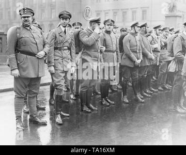 Zwei Fürsten des Hauses Hohenzollern beteiligen sich an dieser Kundgebung im Berliner Lustgarten: Der Sohn von Kaiser Wlhelms II., Prinz Eitel Friedrich (ganz links), und der älteste Sohn des Kronprinzen, Prinz William (rechts daneben). Stockfoto