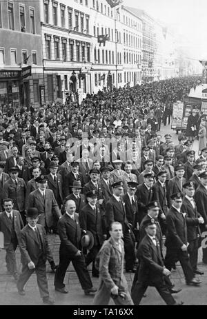 Parade zum Internationalen Tag der Arbeit in Berlin, 1936. Arbeitnehmer März mit Ihrem Unternehmen in die Richtung der Lustgarten. Es gibt viele Hakenkreuzfahnen auf dem Foto erkannt zu werden. Stockfoto