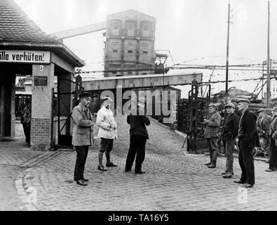 In der Rheinisch-westfälischen Schwerindustrie, einen Tarifkonflikt in der Grube Arbeiter über Nacht in einen Streik. Hier, Pfähle sind die Steuerung der Eingang zu ihrer Zeche. Stockfoto