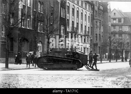 Eine französische Tank der Beruf in der Lindemannstrasse einer deutschen Stadt im Ruhrgebiet Kräfte Schilde Soldaten. Stockfoto