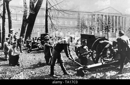 Soldaten mit Gewehren vor dem Smolny Institut, dem Sitz des Petrograder Sowjets. Stockfoto