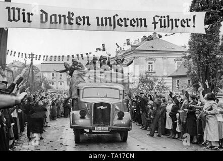 Die Wehrmacht in das Sudetenland. Nach dem Münchner Abkommen, das Sudetenland ist im Anhang zum Deutschen Reich. Auf dem Plakat: "Wir danken unserem Führer". Stockfoto