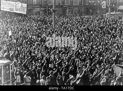 Die Masse, die am Hauptplatz in Graz. Ein radio Rede von Adolf Hitler war hier ausgestrahlt. Stockfoto