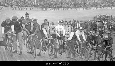 Mehrere Rennfahrer und ihre Helfer sind bereit, eine Spur Radrennen in der Ruett-Arena zu starten. Stockfoto