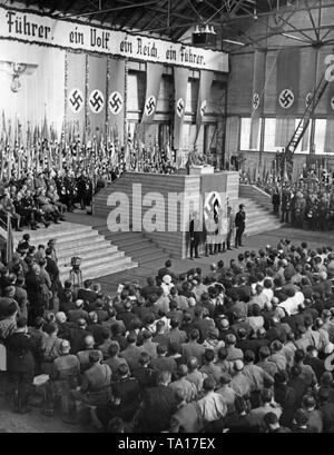 Die nationalsozialistischen Diktator Adolf Hitler hält eine Rede in einer Halle des Weitzer Wagon Werke in Graz anlässlich der Annexion Österreichs an das Deutsche Reich. Über der Bühne: "eine Nation, ein Reich, ein Führer.' Stockfoto