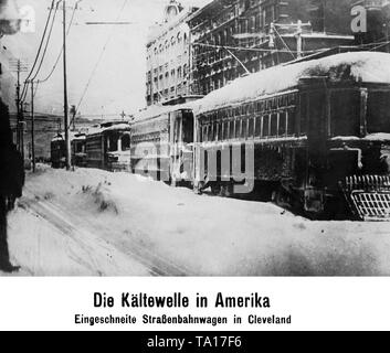 Straßenszene in Clevenland, Ohio, 1923. Eine Straßenbahn hatte im Schnee während einer Kältewelle stecken. Stockfoto