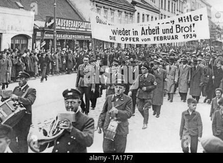 85 Mitglieder der Republikanischer Schutzbund, die ihren Arbeitsplatz im Zuge der Unruhen verloren. Februar, März an die städtische Gaswerk Leopoldau im 21. Bezirk von Wien, Floridsdorf. Nach der Annexion Österreichs an das Deutsche Reich, der Schutzbund erhalten die Mitglieder ihre Arbeit zurück. Das Plakat liest: "[...] wieder an die Arbeit und Brot, die Opfer des Februar 1934." Stockfoto