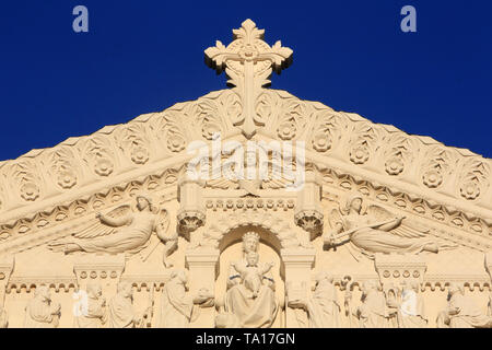 Hommage des dignitaires à la Vierge à l'enfant et les huit Anges cariatides. Basilika Notre-Dame de Fourvière. Lyon. Stockfoto