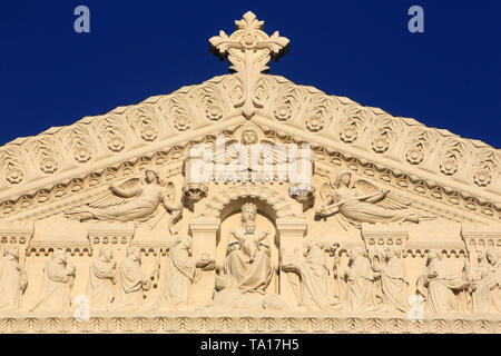 Hommage des dignitaires à la Vierge à l'enfant et les huit Anges cariatides. Basilika Notre-Dame de Fourvière. Lyon. Stockfoto