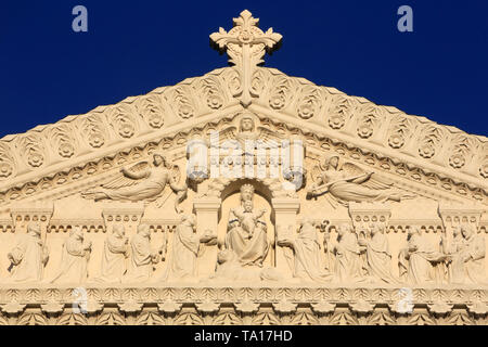 Hommage des dignitaires à la Vierge à l'enfant et les huit Anges cariatides. Basilika Notre-Dame de Fourvière. Lyon. Stockfoto