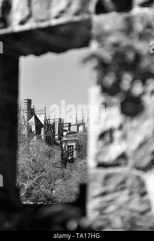 Das Biltmore House ist von einem Stein, Fenster, das in der ummauerten Garten gesehen, im Biltmore Estate in Asheville, NC, USA Stockfoto