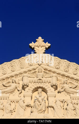 Hommage des dignitaires à la Vierge à l'enfant et les huit Anges cariatides. Basilika Notre-Dame de Fourvière. Lyon. Stockfoto