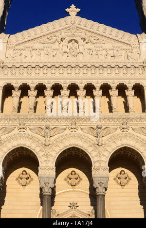 Hommage des dignitaires à la Vierge à l'enfant et les huit Anges cariatides. Basilika Notre-Dame de Fourvière. Lyon. Stockfoto