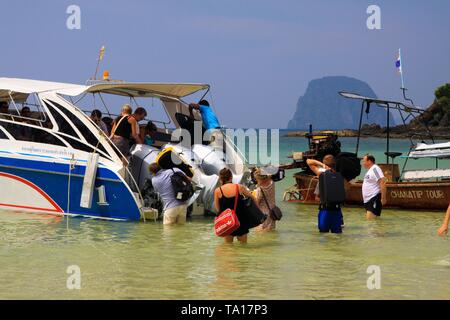 KO MOK, THAILAND (ANDAMANENSEE) - Dezember 28. 2013: Inselhüpfen in der Andaman Sea - Touristen geben Sie Geschwindigkeit Boot über Außenbordmotor auf der tropischen Insel. Stockfoto