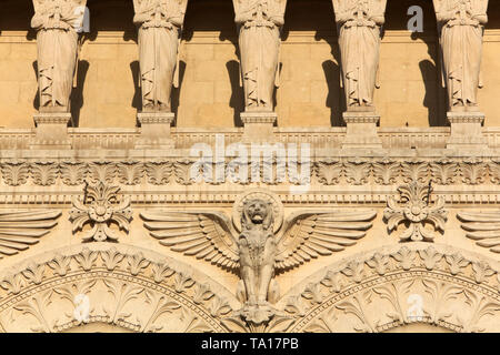 Lion ailé. Créature céleste. Basilika Notre-Dame de Fourvière. Lyon. Basilika Notre-Dame de Fourvière. Lyon. Stockfoto