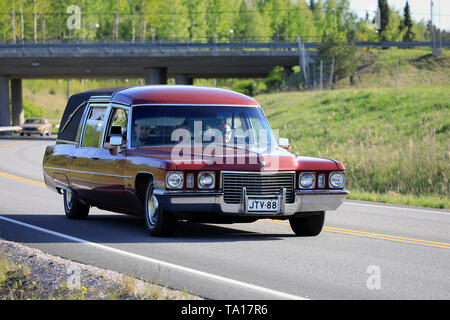 Salo, Finnland. 18. Mai 2019. Vintage Cadillac Leichenwagen Auto in kastanienbraunen Farbe bewegt sich entlang der Landstraße auf Salon Maisema Kreuzfahrt 2019. Stockfoto