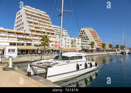 Erholungsorte an der Marina mit Yachten in der Stadt von La Grande Motte auf der Cote D'Azur, Languedoc, Südfrankreich. Stockfoto