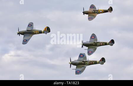 Hawker Sea Hurricane "Z 7015", die sich in der Ausbildung mit 3 Supermarine Spitfires N3200, MH 434 und AR501 am Abend airshow Flying bei Shuttleworth Stockfoto