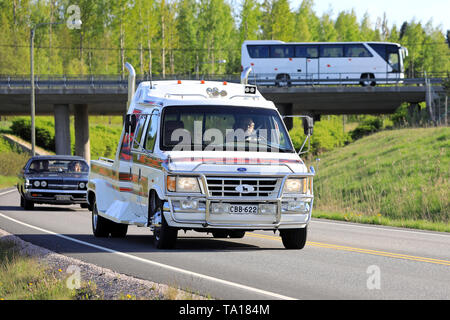 Salo, Finnland. 18. Mai 2019. Getunt Ford Ranger Pickup Truck auf der Straße am Salon Maisema Kreuzfahrt 2019. Stockfoto
