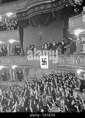 Hermann Göring an der Leistung von Beethovens "Fidelio" an der Wiener Staatsoper. Die Leistung erfolgt in seine Ehre, und er steht in der Box. Hinter ihm, Heinrich Himmler und Karl Bodenschatz, weiter rechts Arthur Seyss-Inquart und Kurt Daluege. Stockfoto