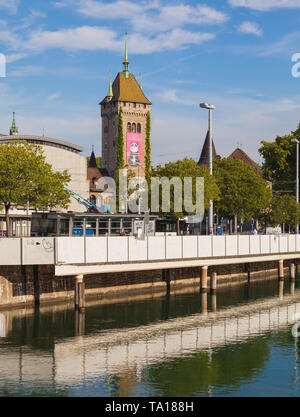 Ufer der Limmat in der Stadt Zürich, Schweiz, Turm des Schweizerischen Nationalmuseums. Stockfoto