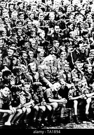 Die nationalen Reichsorganizationsleiter (organisatorische Leiter) der NSDAP, Robert Ley (zweite Reihe Mitte), besucht Highland Camp der HJ in Bayern, wo die jüngsten Klassen der Adolf Hitler Schulen untergebracht waren. Stockfoto