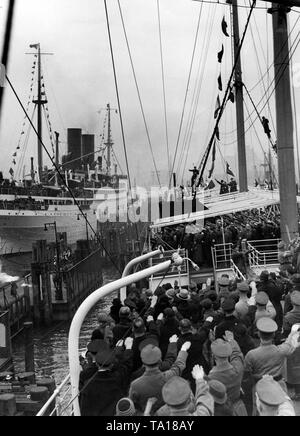 An Bord der 'Hein Godenwind", eine Jugendherberge im Hamburger Hafen, dem Reichsleiter (Reich Leader) der Deutschen Arbeitsfront, Robert Ley (Mitte), nimmt Abschied von der KdF-Flotte für einen Urlaub Reise nach Madeira fahren. Auf der linken Seite das Schiff 'Der Deutsche'. Stockfoto