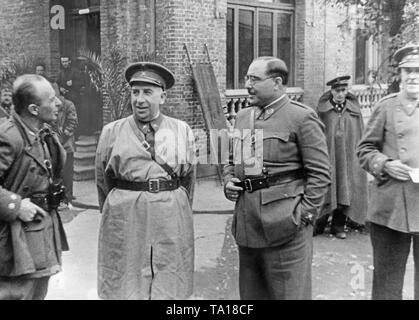 Foto von drei Kommandanten nach dem Ende der Belagerung der nordspanischen Stadt Oviedo, Asturien, Spanien am 24. Oktober 1936. Die Stadt Garnison wurde unter Oberst Antonio Aranda gegen die Regierung Truppen am 19. Juli gebildet, und gegen die Belagerung von Regierungstruppen bis 16. Oktober, wenn nationalistische Truppen kam zur Rettung. Von links nach rechts: Teniente Coronel (oberstleutnant) María Alonso, der als erster die belagerte Stadt zu betreten, General Luis Mora Yoldi (Kommandant der marokkanischen Truppen), General Antonio Aranda Mata (Kommandant der Garnison von Oviedo). Stockfoto