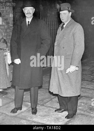 Großfürst Kyrill Wladimirowitsch Romanow (links) und sein Sohn Wladimir Kirillowitsch Romanov, bevor eine Weihnachtsmesse in der Russisch-orthodoxen Kirche auf dem Londoner Buckingham Palace Road. Nach dem Tod des Zaren Nikolaus, Cyril behauptete des Zaren Thron und nannte sich "Kaiser im Exil' bis zu seinem Tod. Stockfoto