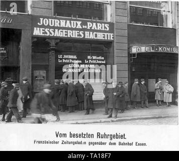 In den besetzten Ruhrgebiet, eine Zeitung Shop für französische Soldaten in Essen gegenüber dem Bahnhof eröffnet. Stockfoto