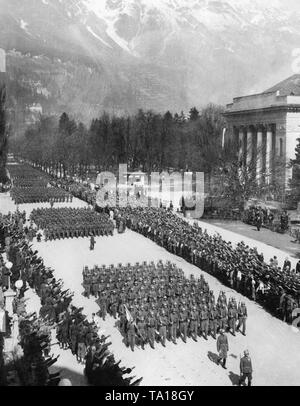 März des Tiroler-Jaeger-Regiment und der Deutschen Gebirgsjaeger-Regiments 98 auf dem Adolf Hitler Platz in Innsbruck. Nach der Annexion Österreichs an das Deutsche Reich, die österreichische Armee in dem von Hitler vereidigt ist. Stockfoto