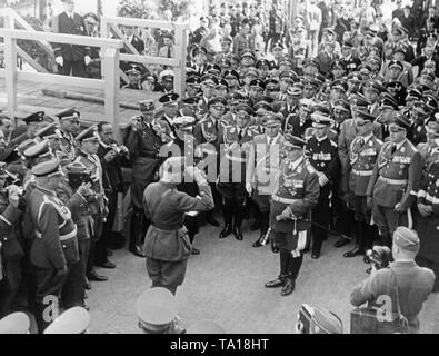 Feldmarschall Allgemeine Hermann Goering, begrüßt der Kommandant der Legion Condor, Major General Wolfram von Richthofen (links, Salutierte) anlässlich Ihrer Rückkehr aus Spanien Tonne die Gangway der Hafen von Hamburg im Stadtteil St. Pauli. In der ersten Zeile, Generaloberst Erhard Milch, Robert Ley und General Admiral Conrad Albrecht, sowie Persönlichkeiten des Militärs. Stockfoto