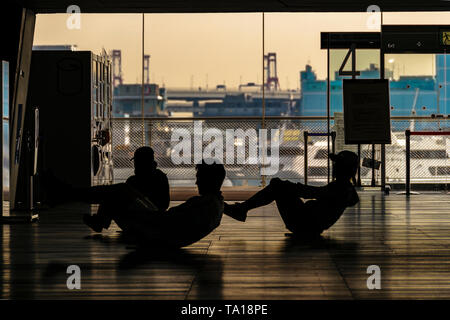 YOKOHAMA, JAPAN, Januar - 2019 - Menschen, die im Inneren von Yokohama internationalen Passagierterminals, Yokohama, Japan Stockfoto