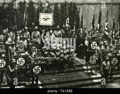 Am 15. September 1933, preußischen Ministerpräsidenten Hermann Göring offiziell eröffnet der preußische Staatsrat in der Neuen Aula der Friedrich-Wilhelms-Universität. Die Aula ist aufwendig mit Fahnen und Blumen geschmückt, und Göring ist von SA-Soldaten mit Standarts umgeben. Stockfoto