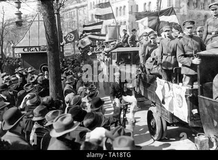 Propaganda Rallye der Deutsche Nationale Volkspartei für ihren Kandidaten Karl Jarres auf der Kurfuestendamm in Berlin. Im Hintergrund ein Propaganda Fahrzeug der NSDAP mit einer hakenkreuzfahne für ihren Kandidaten eingerichtet, Erich Ludendorff. Stockfoto